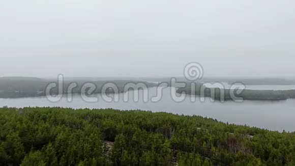 雾状地平线湖泊和森林茂密的小岛屿的鸟瞰图加拿大安大略省威拉德湖视频的预览图