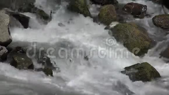 雨天山河春溪溪石岩石自然景观视频的预览图