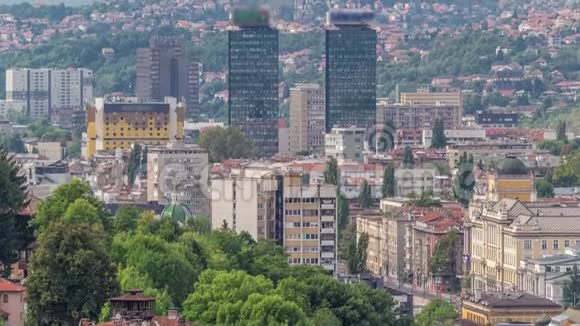 萨拉热窝老城屋顶和山丘上的房屋的鸟瞰图萨拉热窝波斯尼亚和黑塞哥维那视频的预览图