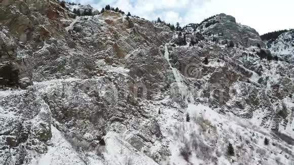 重力的彩虹冰冻瀑布在欧雷视频的预览图