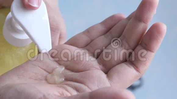 女性手使用洗手液关闭视频的预览图