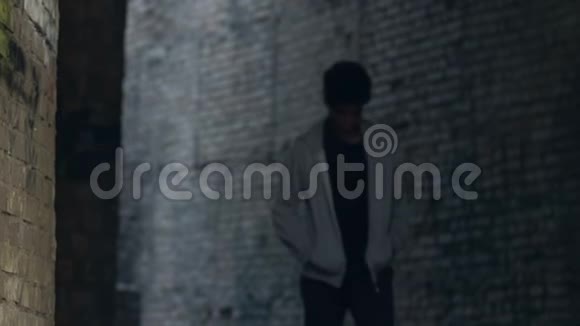 不高兴的黑人少年独自在被遗弃的大楼里行走患有抑郁症视频的预览图