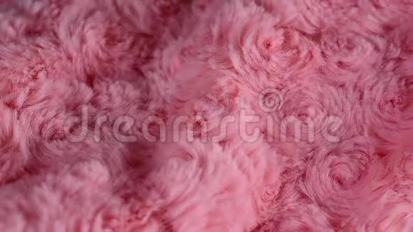 美丽蓬松的粉红色织物的特写以花的形式旋转成圈视频的预览图