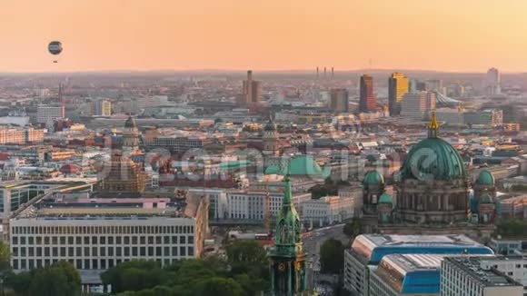 德国柏林2019年5月从上面看柏林市中心日落时著名的历史建筑视频的预览图
