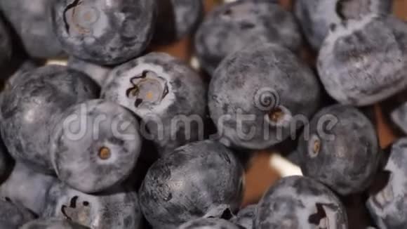 旋转平台上美丽的蓝莓视频的预览图