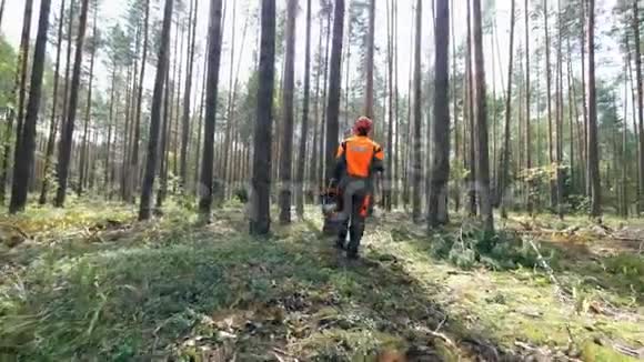 穿着制服在树林里散步的人视频的预览图