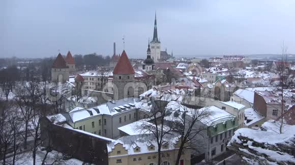 三月降雪中旧城景塔林爱沙尼亚视频的预览图