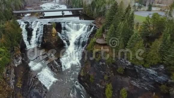 鸟瞰河流瀑布公路桥梁和森林加拿大安大略省卡卡贝卡瀑布卡米尼斯蒂基亚河视频的预览图