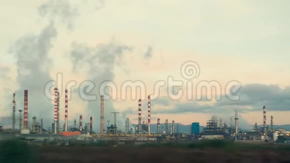 石油和天然气精炼厂在黄昏视频的预览图
