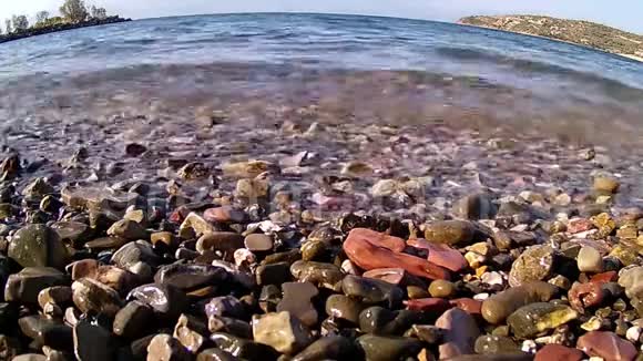 温柔的海水拍打海滩卵石希腊视频的预览图