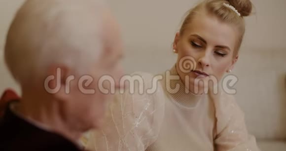 孙女在圣诞节听祖父讲话视频的预览图