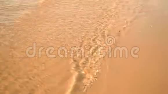 小小的放松大海或海浪慢慢溅到沙滩上水的冥想运动视频的预览图