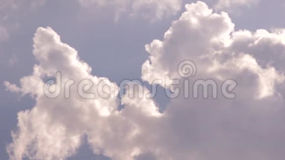 乌云在天空中迅速移动视频的预览图