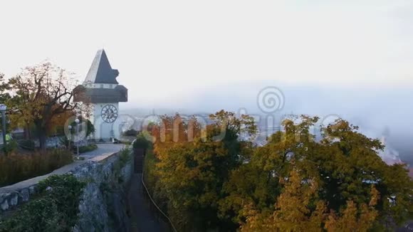 位于奥地利施蒂里亚地区格拉茨的Shlossberg山上的格拉茨市景和著名的钟楼GrazerUhrturm视频的预览图