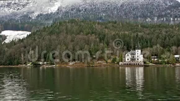 Grundlsee是奥地利施蒂里亚最大的湖泊他美丽的Castiglioni别墅坐落在美丽的山景中视频的预览图