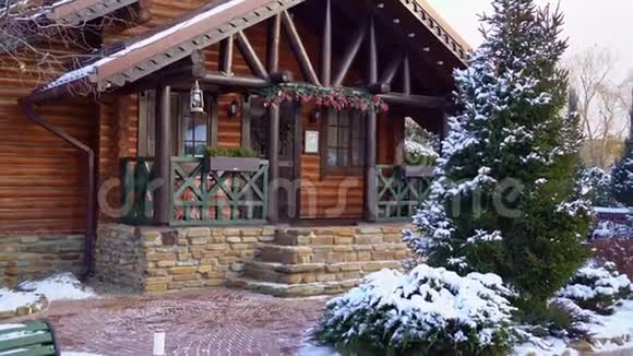 冬天美丽的木屋视频的预览图