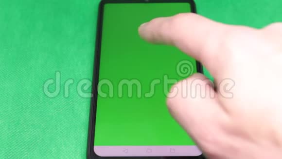 在绿底绿屏智能手机上打字视频的预览图