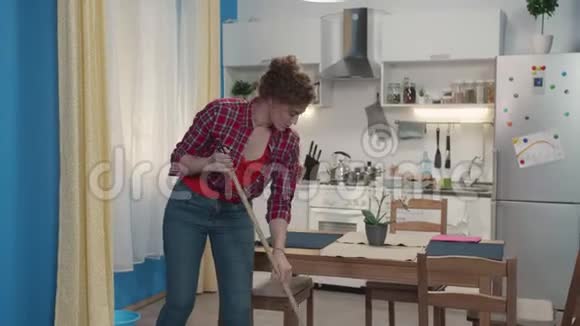 女人正在用拖把做家务视频的预览图