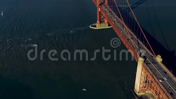 雄伟的空中沿着金门大桥向马林海岬驶去帆船在船的下面经过视频的预览图