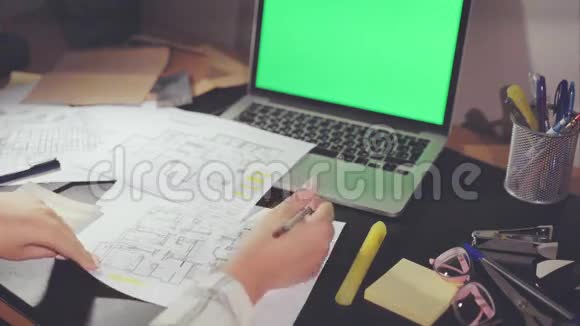 设计人员工作场所的顶部视图与笔记本电脑色度键屏在哪里绘制设计项目视频的预览图