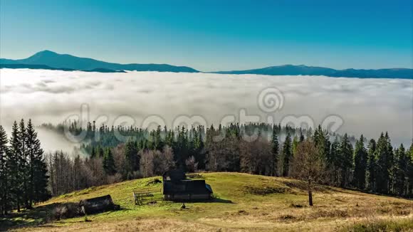 喀尔巴阡山在一波又一波的雾中视频的预览图