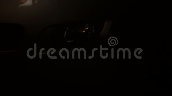 汽车的特写镜头包括夜间黑暗中的雾灯慢动作视频的预览图