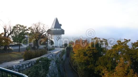 位于奥地利施蒂里亚地区格拉茨的Shlossberg山上的格拉茨市景和著名的钟楼GrazerUhrturm视频的预览图
