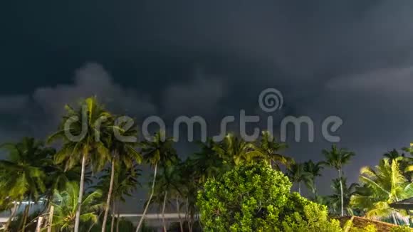 夜晚风暴在棕榈海滩的时间流逝视频的预览图