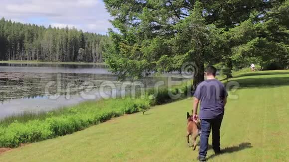 带着一只狗在湖边视频的预览图