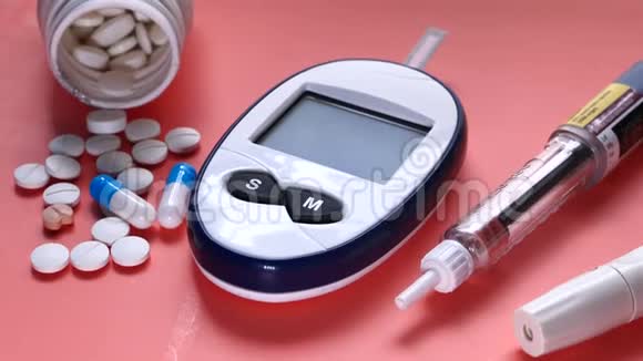 糖尿病药片和听诊器的血糖测量视频的预览图
