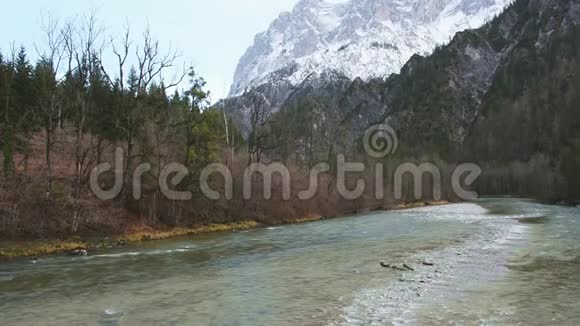 在奥地利施蒂里亚地区的Gesause国家公园欣赏河流和美丽的山景视频的预览图