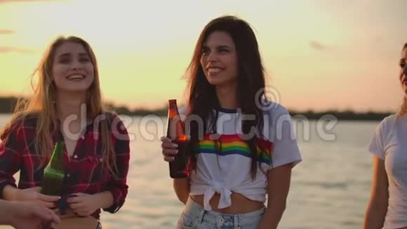 两个女孩在海滩派对上视频的预览图