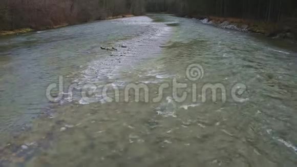 在奥地利施蒂里亚地区的Gesause国家公园欣赏河流和美丽的山景视频的预览图