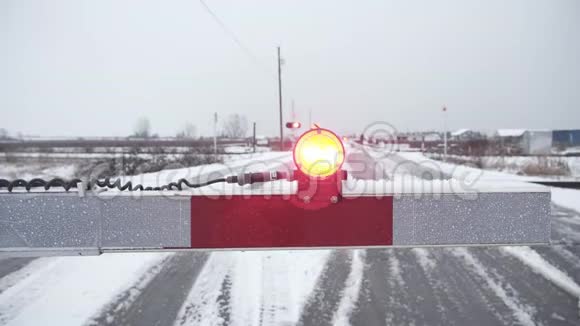 加拿大萨里2020年2月5日CN铁路机车和冬季交叉照明视频的预览图