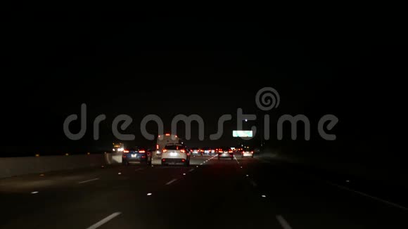 从车上看洛杉矶夜间繁忙的高速公路美国加利福尼亚州的大型州际公路公路自动汽车视频的预览图