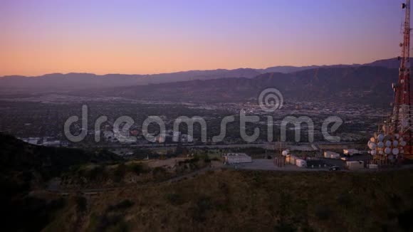 加州伯班克好莱坞山上空的空中日落视频的预览图