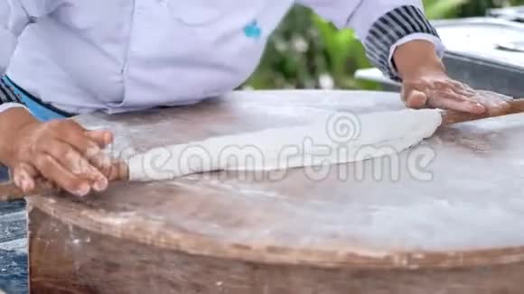 成熟女性用擀面杖做传统的土耳其食物的面团视频的预览图