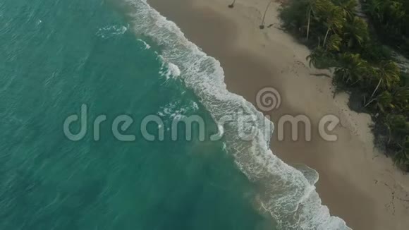 鸟瞰波多黎各海岸视频的预览图