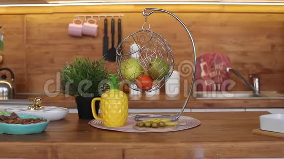 挂碗中水果的特写视频的预览图
