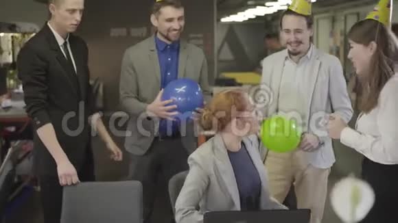 快乐的白种人办公室工作人员祝贺他们的同事生日积极的同事在户外聚会视频的预览图