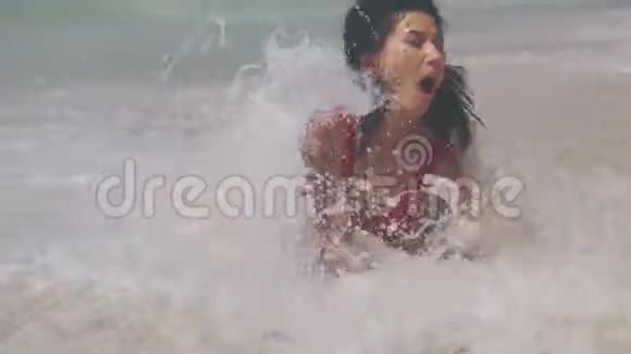 飞溅的波浪击中了一个女孩视频的预览图