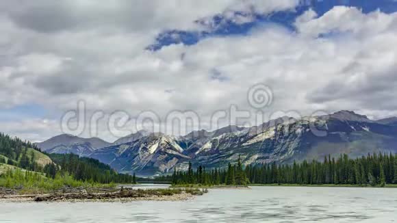加拿大贾斯珀国家公园科林山脉和阿萨巴斯卡河的时间点视频的预览图