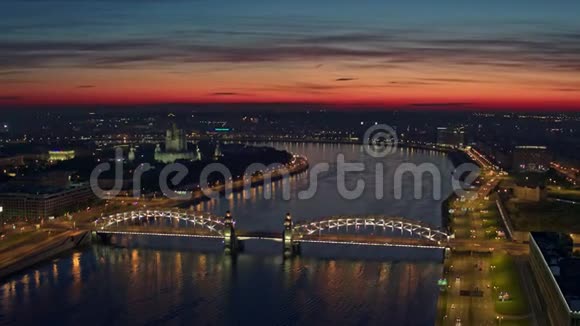 圣彼得堡市区河流和夜晚桥梁的鸟瞰图视频的预览图