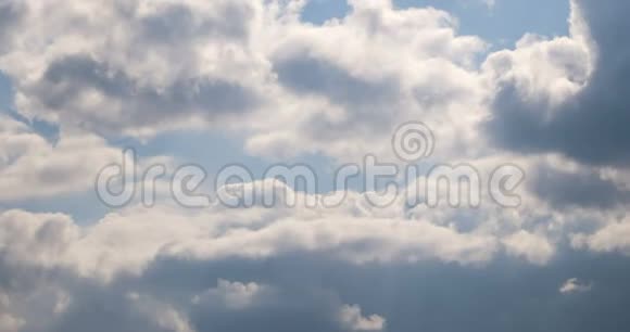 快速移动的晴天暴风雨的云彩在蓝天上飞翔高细节蓬松湍流风日电影视频的预览图