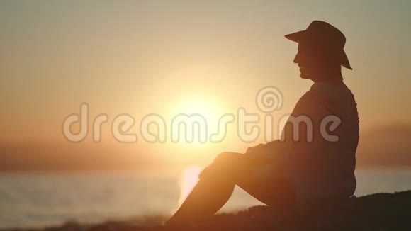 快乐的旅行女孩在黄色的大太阳背景下把鹅卵石扔进大海在海滩上放松视频的预览图