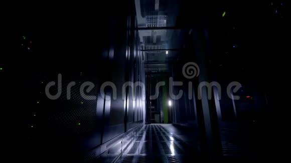 黑暗的服务器室数据中心的网络服务器视频的预览图