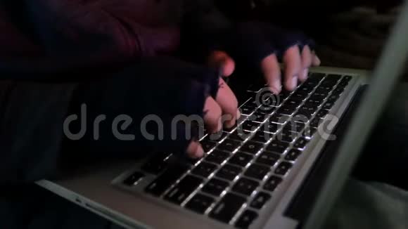 戴帽子的黑客从笔记本电脑上窃取数据视频的预览图
