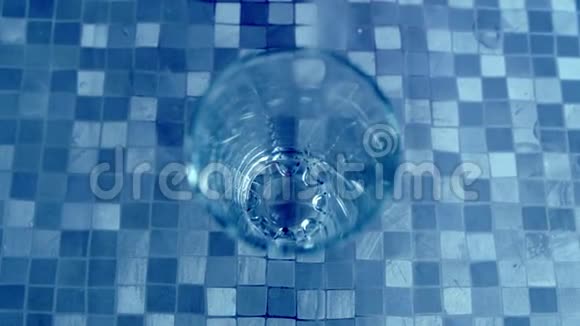 将水倒入玻璃顶部蓝色背景视频的预览图