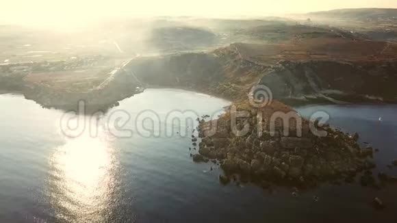 盖恩图菲哈马耳他4K无人驾驶飞机在日出时乘坐帆船在令人惊叹的里维埃拉湾和格内尼亚湾飞行视频的预览图