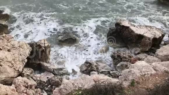 海浪拍打着岩石观的晶莹剔透的大海层状的岩石和美丽的大自然蔚蓝海岸选择性选择性选择性视频的预览图
